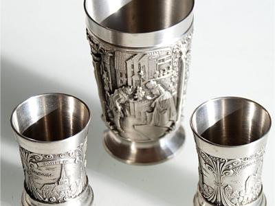 Zinn Becher mit zwei kleinen Schnapsbecher, hochwertig