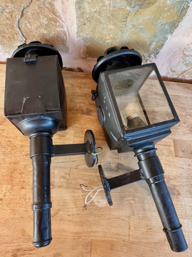 Two nostalgic Fiaker lamps – style with history!