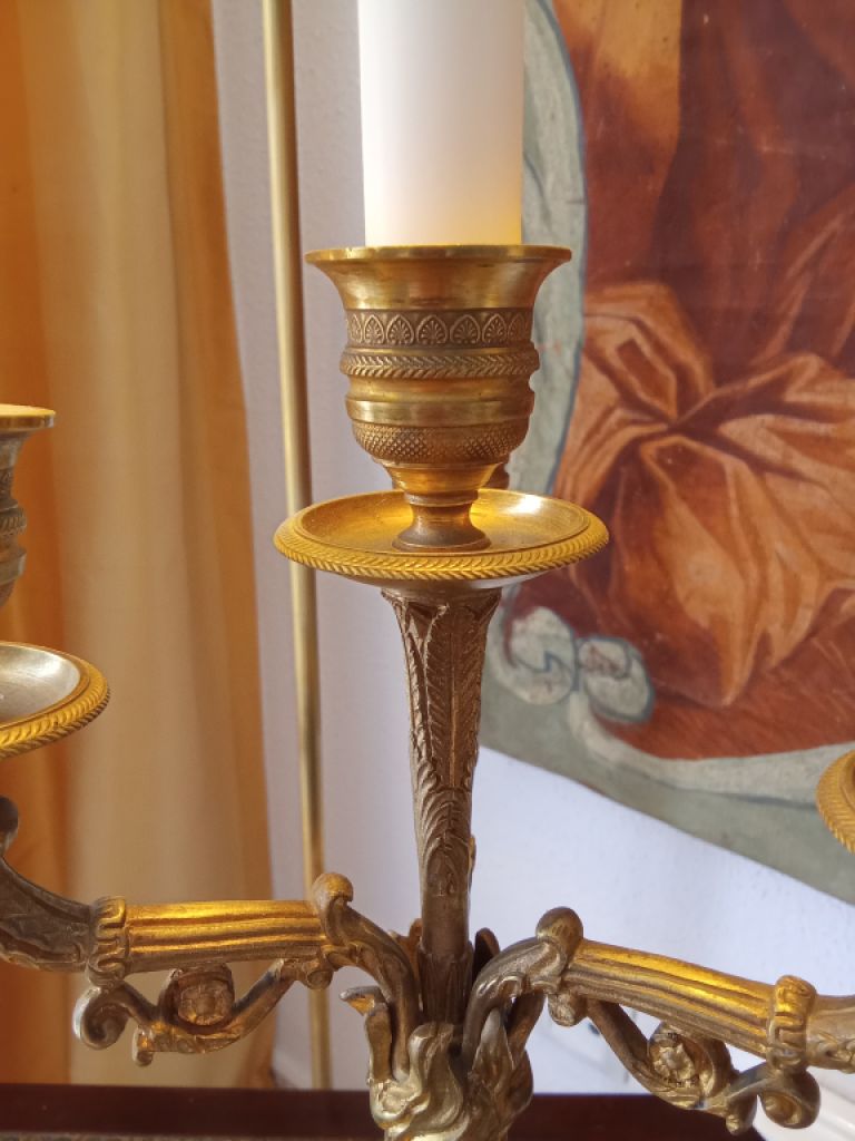 Zwei schwere Feuervergoldete "EMPIRE GIRANDOLEN" um 1820 aus Spanien, aus Adelsbesitz.