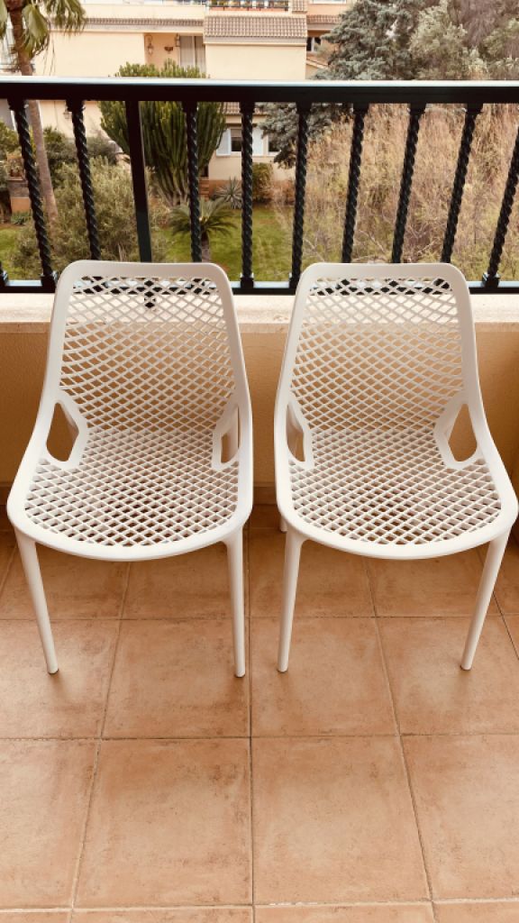 Zwei Terrassenstühle aus Kunststoff für 120,00€