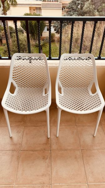 Zwei Terrassenstühle aus Kunststoff für 120,00€