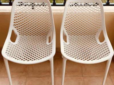Zwei Terrassenstühle aus Kunststoff für 120,00€