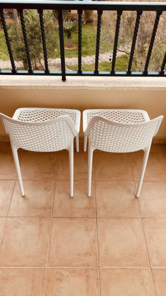 Zwei Terrassenstühle aus Kunststoff für 120,00€