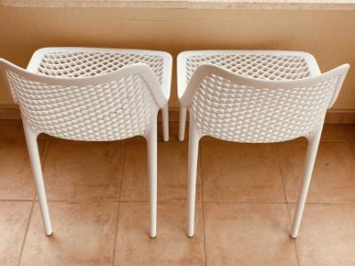 Zwei Terrassenstühle aus Kunststoff für 120,00€